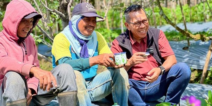 Nurochman saat berdialog dengan petani apel di Tulungrejo, Bumiaji.