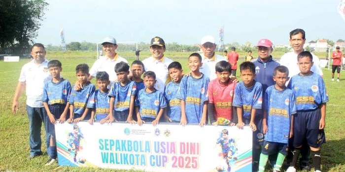 wali-kota-pasuruan-buka-turnamen-sepak-bola-dini-di-lapangan-plut