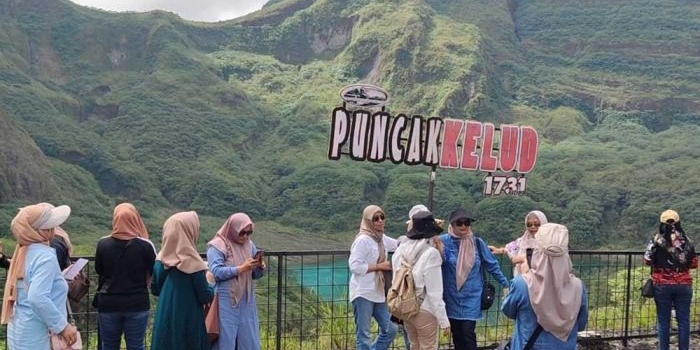 isu-gunung-kelud-meletus-tak-pengaruhi-minat-wisatawan-untuk-lihat-kawah