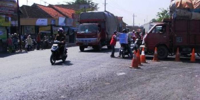 Karena sempit dan ada perempatan serta banyak yang menyeberang, jalan Raya Duduksampeyan rawan macet dan kecelakaan. Foto:syuhud almanfaluti/BANGSAONLINE