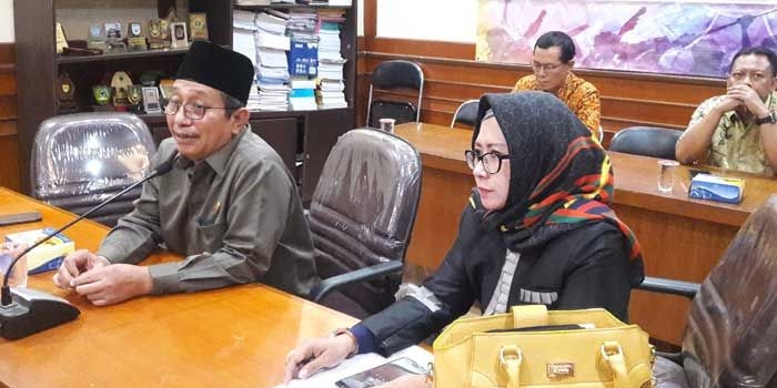 Ketua DPRD Gresik Abdul Hamid didampingi wakil ketua Hj. Nur Saidah ketika memberikan keterangan. foto: SYUHUD/ BANGSAONLINE