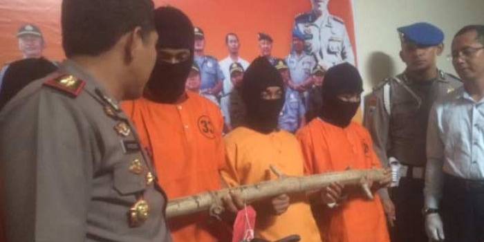 Kelima tersangka berikut barang bukti potongan bambu yang digunakan untuk memukul Susheri hingga meninggal dunia.