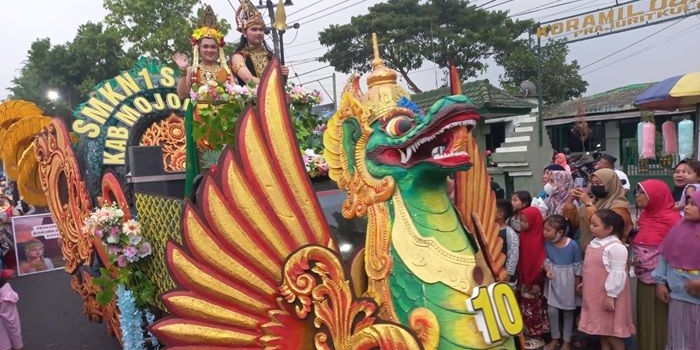 
Nampak, penampilan perserta pawai dari SMKN Sooko sangat memukai para penonton.