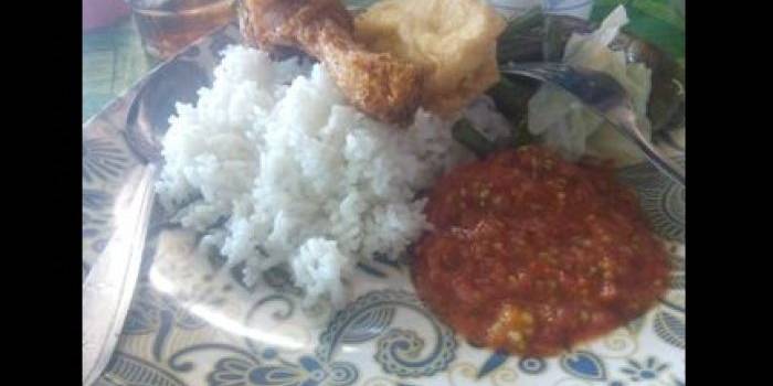 Nasi Tempong Banyuwangi. (Nanang Supriyadi/BangsaOnline.com)