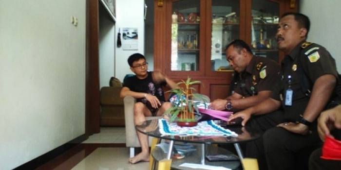 Tim Kejaksaan saat memberikan pemahaman kepada putra kedua Agus Sukiranto untuk melakukan eksekusi dengan ketetapan hukum incraht, kemarin. foto : nanang ichwan/BangsaOnline.com