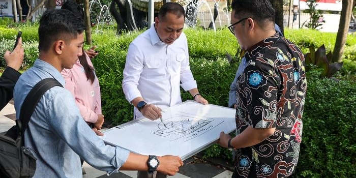 Wali Kota Surabaya Eri Cahyadi saat sidak ke KBS. Foto: Hms