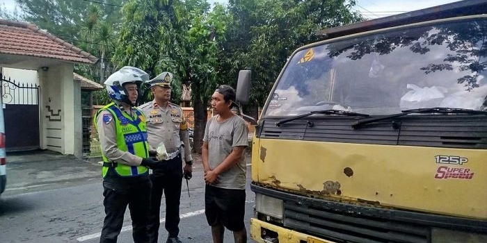satlantas-polres-jombang-tindak-truk-parkir-liar-dalam-operasi-keselamatan-semeru-2026