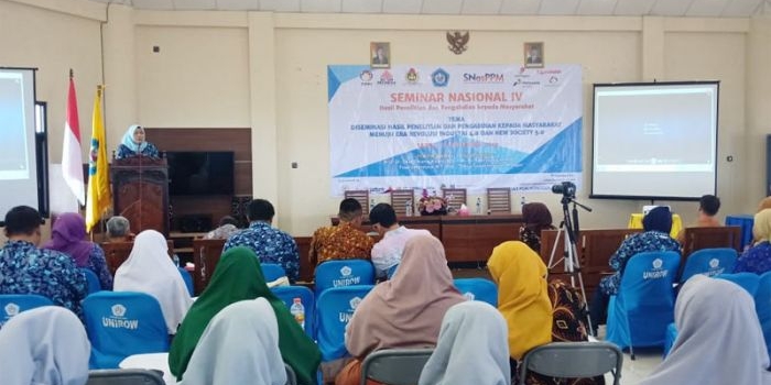 Rektor Unirow Tuban Dr. Supiana Dian Nurtjahyani, M.Kes. saat membuka SNasPPM ke-4, Ahad (22/9).