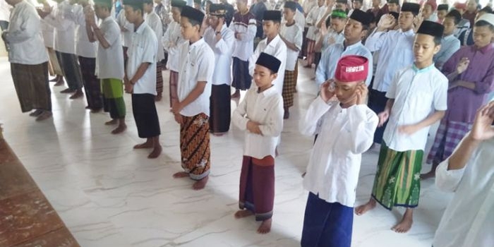 Santri Al-Aqobah saat sholat gaib untuk Ibunda Jokowi.