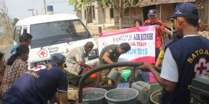 Relawan dan Pengurus PMI Tuban saat menyalurkan air bersih pada warga Desa Ngandong, Kecamatan Gerabagan, Tuban. foto: suwandi/BANGSAONLINE