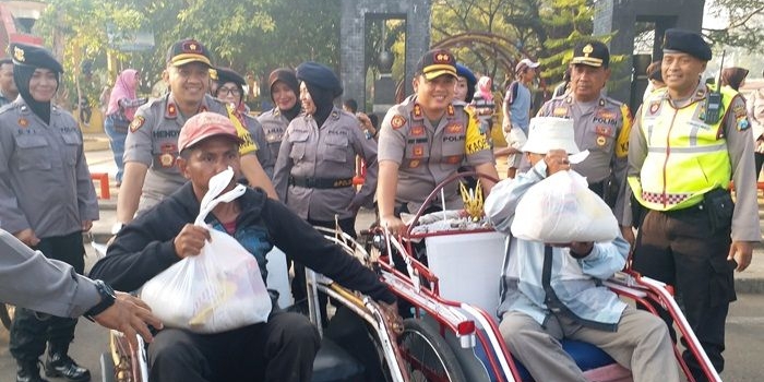 Kapolres dan Wakapolres Bangkalan saat menjajal menarik becak milik penerima sembako. Pemilik becak sebagai penumpang, sebagai wujud Polres Bangkalan dekat dengan masyarakat kecil.