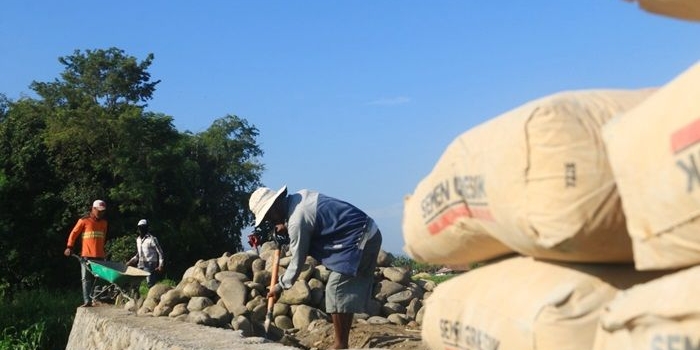 Pembangunan jalan rabat beton dan tembok penahan tanah bantuan CSR SIG di Desa Randujalak, Kecamatan Besuk, Kabupaten Probolinggo, Jawa Timur. foto: ist.