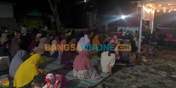 Warga RW 8 di Kelurahan Josenan, Kecamatan Taman, Kota Madiun, saat istighosah. Foto: HENDRO SUHARTONO/BANGSAONLINE