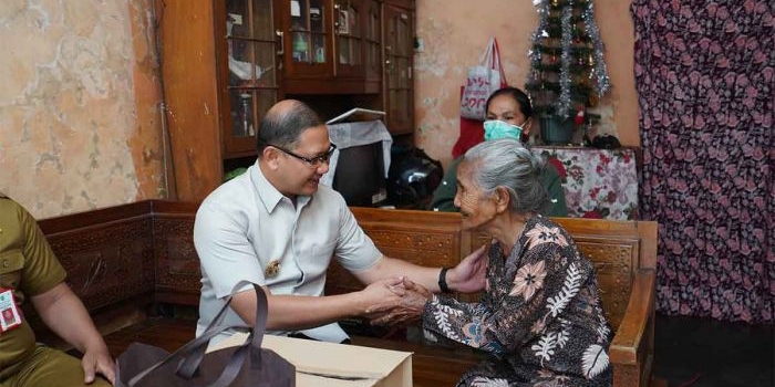 Pj Wali Kota Batu, Aries Agung Paewai, saat mengunjungi salah satu kediaman warga prasejahtera.