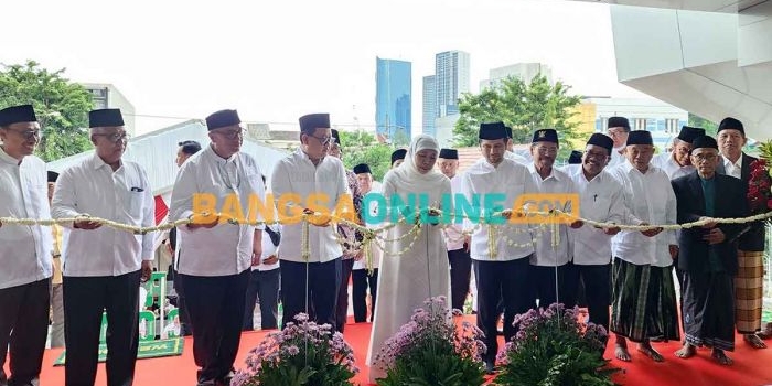 Gubernur Khofifah saat memotong pita sebagai tanda peresmian Masjid Raya Islamic Centre. Foto: DEVI FITRI AFRIYANTI/BANGSAONLINE