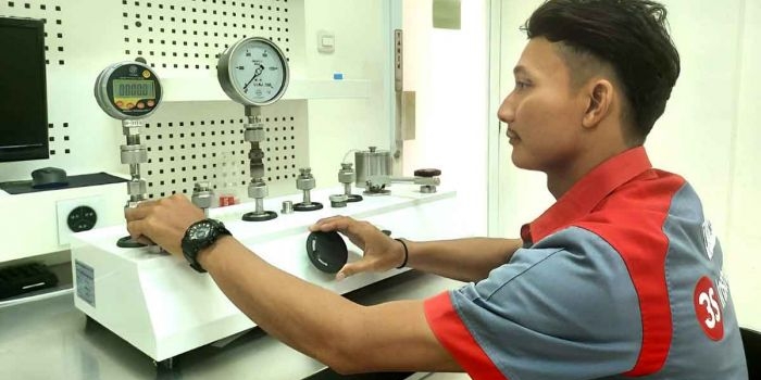 Pressure Gauge produksi PT 3S International dilakukan kalibrasi sebelum di jual ke pasar. Foto: Ist