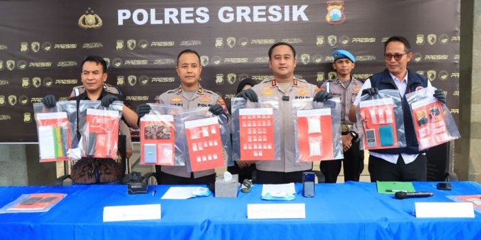polres-gresik-bongkar-jaringan-narkotika-gresik-madura-209-gram-sabu-disita
