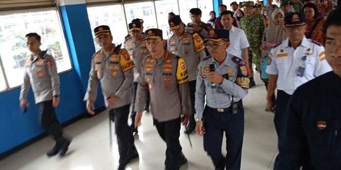 kunjungi-purabaya-kapolri-listyo-sigit-pastikan-sopir-bus-bebas-narkoba-dan-armada-layak-jalan