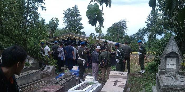 DIBONGKAR. Karena di tubuh jenazah banyak luka, makam anggota TNI AD Kopka Andi Pria Dwi Harsono dibongkar. foto : Arief kurniawan/bangsaonline