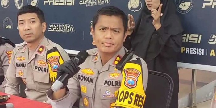 Kapolres Gresik AKBP Rovan Richard Mahenu memberikan keterangan pers soal penemuan kerangka manusia di dalam mobil yang terparkir di Aspol Polsek Ujungpangkah. Foto: SYUHUD/BANGSAONLINE