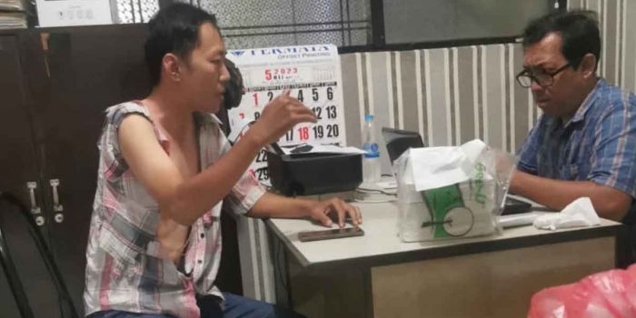 Korban bernama Jeffry Muliadi, warga Mojoarum saat melaporkan kejadiannya di Polsek Gubeng.