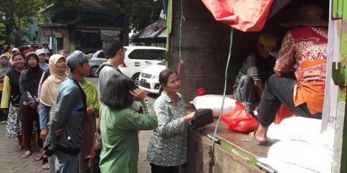 MENGULAR: Sejumlah warga antre membeli sembako murah operasi pasar di Pasar Larangan, Candi, Sidoarjo, Rabu (1/6/2016).  foto: musta