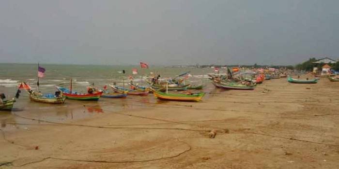 BERSIH - Kondisi pantai laut utara Desa Keradenan, Kecamatan Palang, Kabupaten Tuban usai dibersihkan dari ceceran minyak milik JOB PPEJ. (suwandi/BANGSAONLINE)