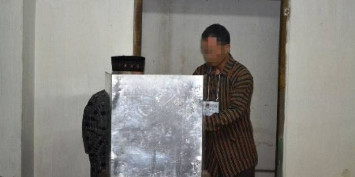 Foto ini diduga satu bentuk kecurangan yang terjadi. Tindakan KPPS yang mengarahkan, mencobloskan, berdiri berjaga di belakang bilik suara. Foto:istimewa/trisusanto/BANGSAONLINE