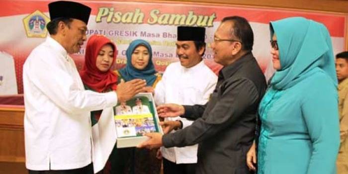 Sambari, didampingi Qosim ketika menyerahkan buku memori kepada Penjabat Bupati, Akmal Budianto. foto: syuhud/BANGSAONLINE