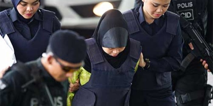 Siti Aisyah dari Indonesia dikawal polisi saat ia tiba di Pengadilan Tinggi Shah Alam di Shah Alam, Malaysia, Rabu (7/11) siang tadi. Siti Aisyah terlibat dalam pembunuhan saudara pemimpin Korea Utara Kim Jong Un. (Foto AP / Yam G-Jun)