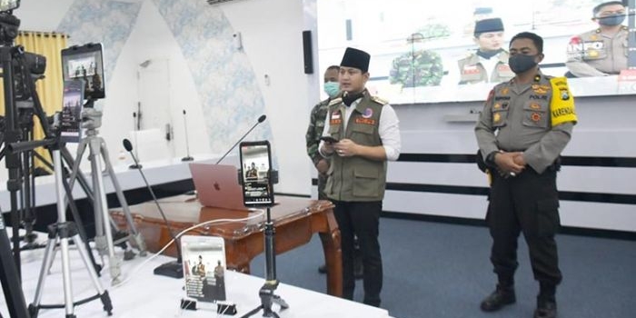 Bupati Trenggalek, Moh. Nur Arifin saat di Smart Center Pendopo Trenggalek. (foto: HERMAN/ BANGSAONLINE)