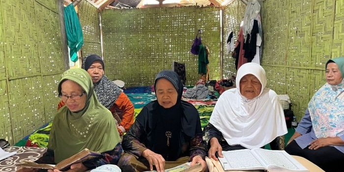 pondok-ramadan-lansia-di-talun-blitar-semangat-belajar-dan-berbagi-wanita-usia-senja