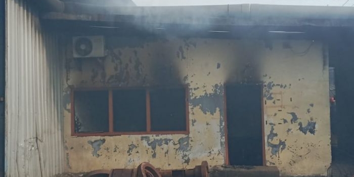 area-pabrik-plastik-seluas-4-ribu-meter-persegi-di-sukodono-sidoarjo-terbakar
