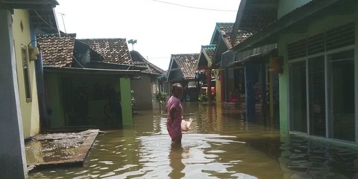 Genangan air banjir di Pasuruan memasuki rumah warga.