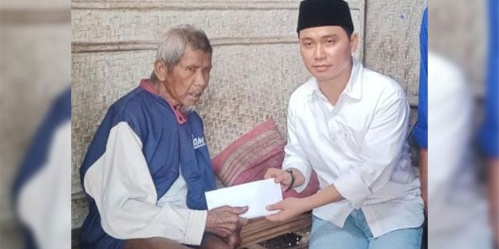 Wakil Bupati Mojokerto, Muhammad Al Barra, saat memberi bantuan kepada seorang warga yang rumahnya roboh, Jumain.