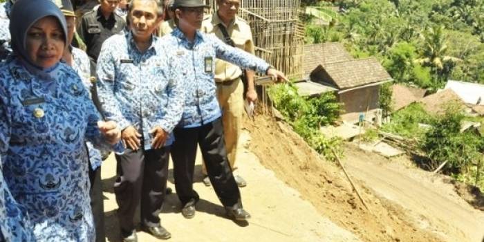 Bupati Kediri (berkerudung) meninjau lokasi longsor di kecamatan Mojo. (Arif Kurniawan/BangsaOnline.com)