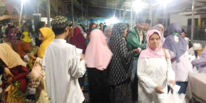 Situasi usai santunan dan sholat maghrib berjamaah di Masjid Al Arif Lanal TNI AL Malang, Rabu (06/06). Ratusan orang antre pengambilan perlengkapan alat sholat di panitia. foto: IWAN/ BANGSAONLINE
