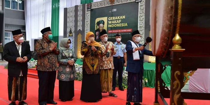 Gubernur Khofifah di peluncuran program Gerakan Wakaf Indonesia di SMA Trensains Tebuireng, Jombang.