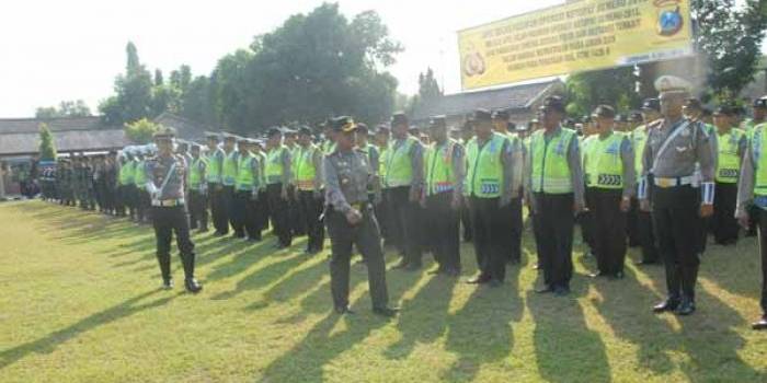 Kapolres saat memeriksa pasukan pengamanan Lebaran. (foto: rony suhartomo/BANGSAONLINE)