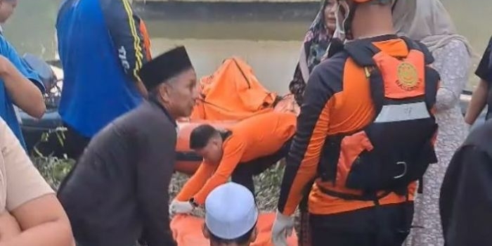 Proses evakuasi jasad korban yang ditemukan 131 meter dari titik jatuh di Kali Lamong