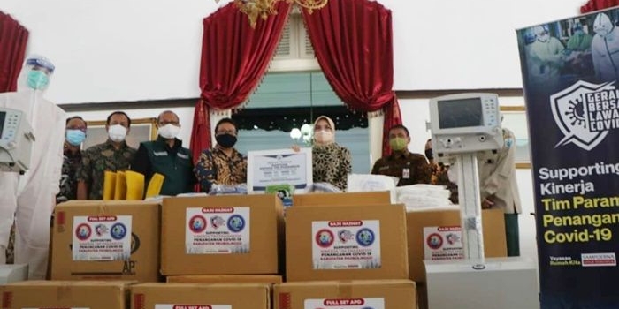 Bupati Tantri saat menerima ratusan APD lengkap dari Yayasan Rumah Kita Sidoarjo.