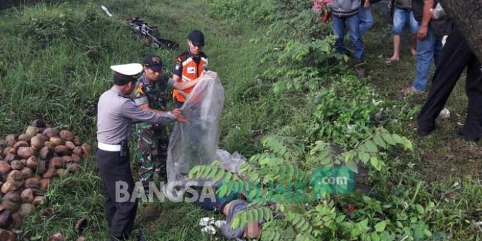 Petugas saat mengevakuasi korban kecelakaan kereta api di rel penyeberangan tak berpalang pintu di Dusun Bean, Desa Jabon, Kecamatan/Kabupaten Jombang, Kamis (5/1) pagi. foto: ROMZA/ BANGSAONLINE