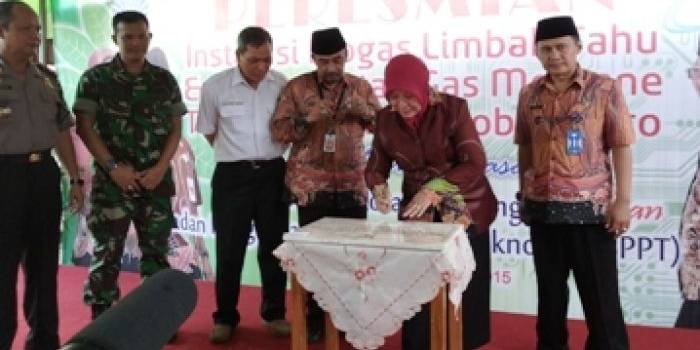 Secara Simbolis Wali Kota Hj Rukmini SH MSi melakukan peresmian dengan penandatanganan prasasti. (Andi/BANGSAONLINE)