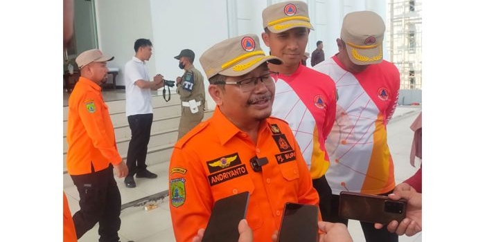 Pj. Bupati Pasuruan Andriyanto memberikan keterangan usai mengikuti apel kesiapan personel dan peralatan di Halaman Gedung Putih Kompleks Perkantoran Raci, Rabu (15/11/2023).