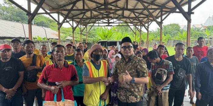 anggota-dpr-ri-jiddan-bagikan-15-000-bingkisan-lebaran-untuk-warga-gresik-dan-lamongan
