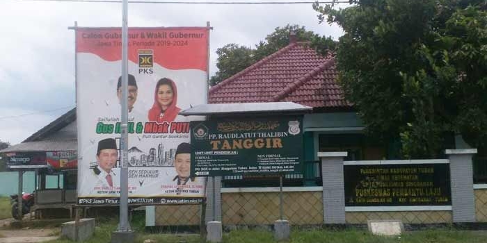 Salah satu baliho yang dipasang di salah satu lembaga pendidikan.