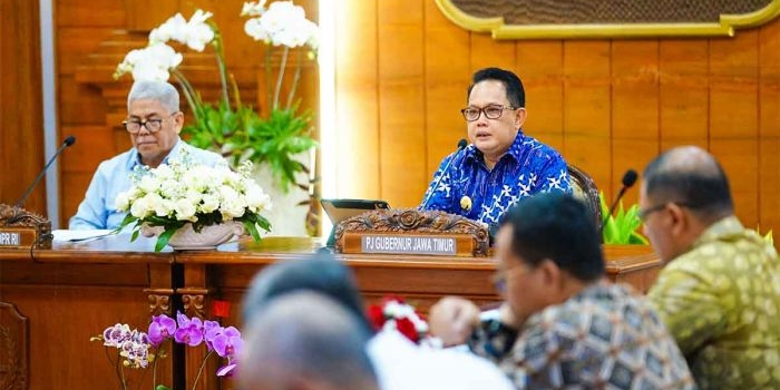 Pj Gubernur Jatim saat menerima kunjungan kerja spesifik Komisi X DPR RI bidang pendidikan di Gedung Negara Grahadi.