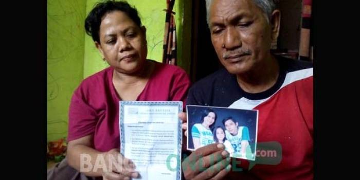 Sunarko dan Tatik menunjukkan foto anak, menantu dan cucunya yang diduga bergabung dengan Gafatar. Mereka juga menunjukkan selebaran janji anggota Gafatar. foto: suwandi/ BANGSAONLINE