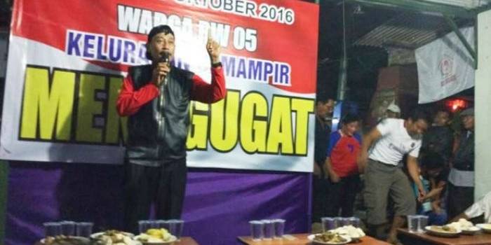 Imam, perwakilan warga saat menyuarakan aspirasinya.