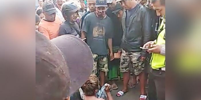 Maling motor di Pasar Baru Porong yang tertangkap warga.